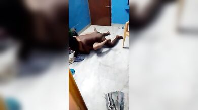 पति के मौजूदगी में बीवी गैर से नंगी चुदी