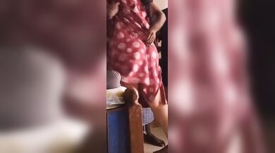 पति ने गाउन उठाकर सहलाई अपनी बीवी की मोटी सुनहरी गांड