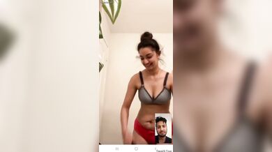 वीडियो कॉल पर मैरिड एक्स गर्लफ्रेंड हुई न्यूड