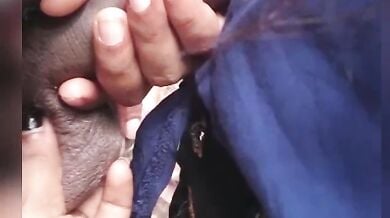 गर्लफ्रेंड अपने बॉयफ्रेंड के बॉल्स को दबाकर मुंह में लंड लेती है