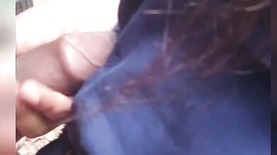 गर्लफ्रेंड अपने बॉयफ्रेंड के बॉल्स को दबाकर मुंह में लंड लेती है