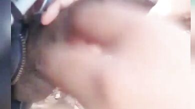 गर्लफ्रेंड अपने बॉयफ्रेंड के बॉल्स को दबाकर मुंह में लंड लेती है