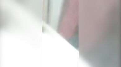 बिल्डिंग के पीछे सेक्स करता कपल खिड़की से दिखा