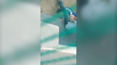 बिल्डिंग के पीछे सेक्स करता कपल खिड़की से दिखा