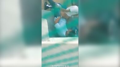 बिल्डिंग के पीछे सेक्स करता कपल खिड़की से दिखा