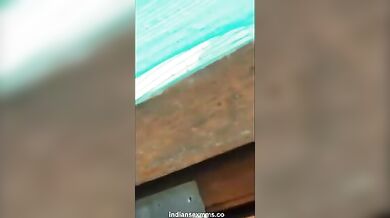 बिल्डिंग के पीछे सेक्स करता कपल खिड़की से दिखा