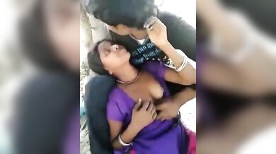 लफंगे लड़कों ने गांव की लड़की की चूत खोलकर देखी