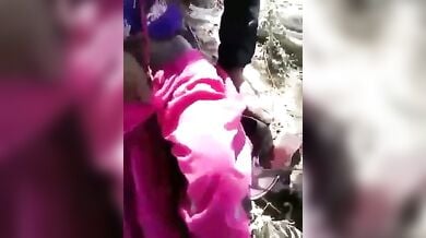 लफंगे लड़कों ने गांव की लड़की की चूत खोलकर देखी