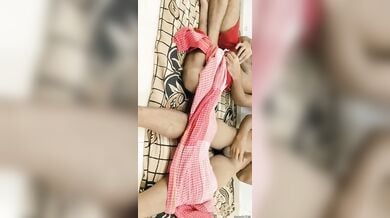 दो जिगरी दोस्तों ने साथ में चोदी एक दूसरे की बीवी