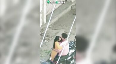 बाइक के सहारे लवर्स ने की लैंगिक गतिविधियां, हुए कैमरे में शूट