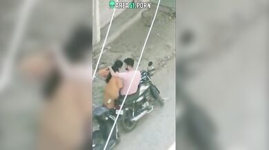 बाइक के सहारे लवर्स ने की लैंगिक गतिविधियां, हुए कैमरे में शूट