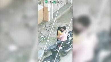 बाइक के सहारे लवर्स ने की लैंगिक गतिविधियां, हुए कैमरे में शूट