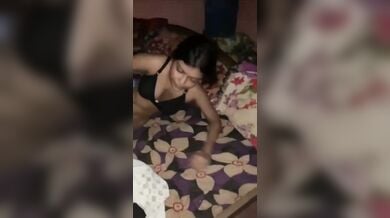 दोस्त ओर बॉयफ्रेंड दोनों के साथ थ्रीसम सेक्स का मजा लेती लड़की