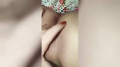 सहलाने से मोटी चूत हुई पानी से चिपचिपी