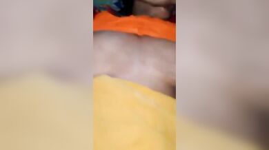 यूपी वाली चाची की चुदाई करते हुए भतीजे ने की हिंदी में कमेंट्री