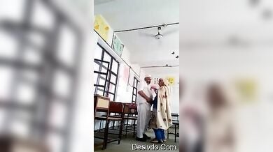पाकिस्तानी स्कूल टीचर्स ने क्लास रूम में की गंदी हरकतें