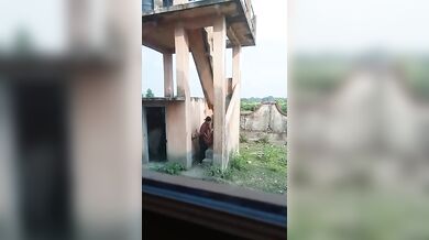 पानी की टंकी के नीचे चुदाई करते लवर्स पर स्पायिंग