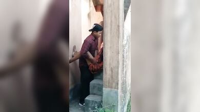 पानी की टंकी के नीचे चुदाई करते लवर्स पर स्पायिंग