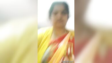 साड़ी छोड़कर आंटी हुई नंगी