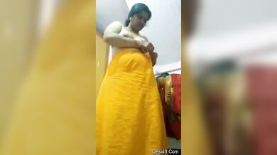 साड़ी छोड़कर आंटी हुई नंगी