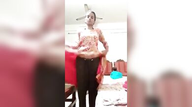 लड़की ने कपड़े उतार कर दिखाई अपनी काली चिकनी चूत