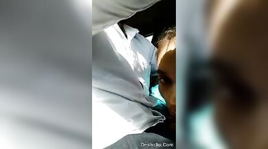 चलती कार में लड़की ने ड्राइवर का लंड चूसी