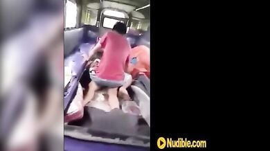 नेपाली कॉलेज लवर्स ने की मेटाडोर में चुदाई