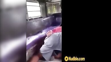 नेपाली कॉलेज लवर्स ने की मेटाडोर में चुदाई