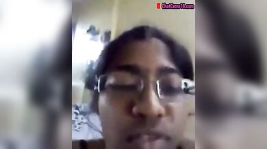 चेन्नई नर्ड लड़की ने दिखाई चूत और गांड