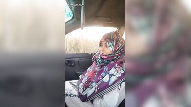 हिजाबी लड़की ने कार में चूसा सहेली के भाई का लंड