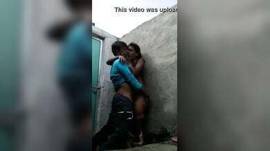 पड़ोसी देहाती लवर्स ने घर के खुले बाथरूम में की चुदाई