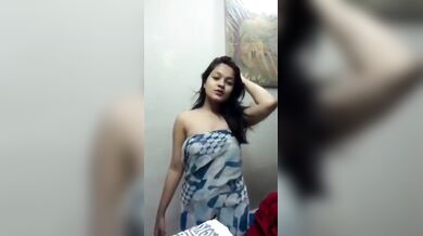 कातिल अदाओं के साथ लड़की ने किया न्यूड शो