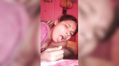 बिहारी लुगाई ने अलग ही स्टाइल में चूसा पति का बड़ा लंड