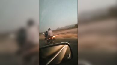 चलती बाइक पर चुदाई कर रही लड़की की मजेदार क्लिप