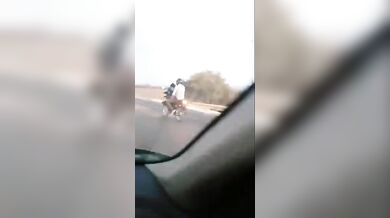 चलती बाइक पर चुदाई कर रही लड़की की मजेदार क्लिप