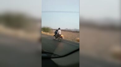 चलती बाइक पर चुदाई कर रही लड़की की मजेदार क्लिप