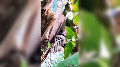 बिल्डिंग के पीछे झाड़ियों में सिक्रेट सेक्स कर रहे लवर्स पर स्पाइंग