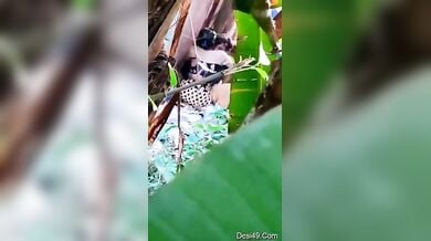 बिल्डिंग के पीछे झाड़ियों में सिक्रेट सेक्स कर रहे लवर्स पर स्पाइंग