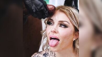 टैटू पियर्सिंग वाली पोर्न स्टार की दो काले मर्दों ने मारी गांड