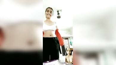 वीडियो कॉल पर लड़की ने शर्ट निकाल कर दबाएं बूब्स