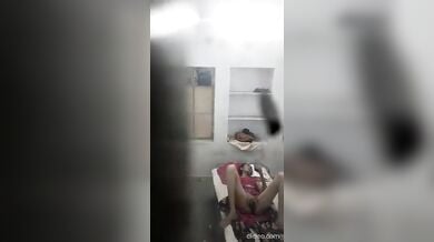 वूमंस हॉस्टल में मास्टरबेशन करती लड़की को चुपके से देखा