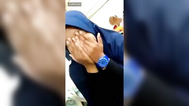 हिजाब पहनी गर्लफ्रेंड के बड़े दूध के निप्पल टटोलकर चूत में की उंगली
