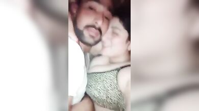 खूबसूरत बीवी के होंठ चुमकर की चुदाई