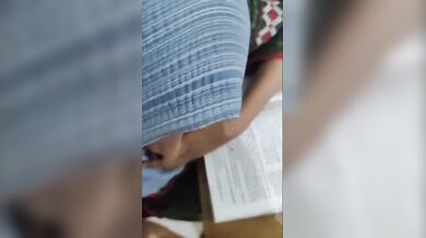 पढ़ रही हिजाबी स्टूडेंट लड़की को टीचर ने अपना लंड चूसने लगाया