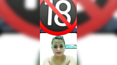 नई-नई शादी होने के बाद लाल चूड़ा पहने हाथों से मोटी चूत दिखाती बीवी