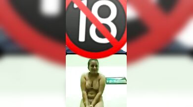 नई-नई शादी होने के बाद लाल चूड़ा पहने हाथों से मोटी चूत दिखाती बीवी