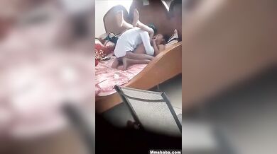 चुदाई कर रहे लवर्स को ठरकी दोस्तों ने छेद से देखा