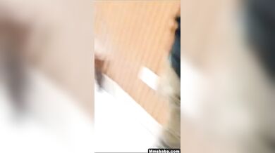 चुदाई कर रहे लवर्स को ठरकी दोस्तों ने छेद से देखा