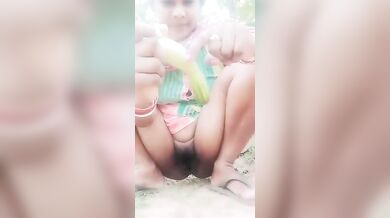 टेढ़ी ककड़ी से खुले में चूत चोदती चुदासी भाभी