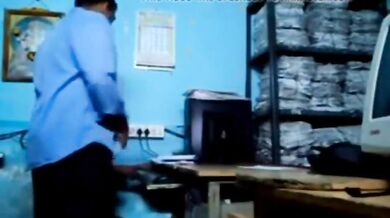 सरकारी दफ्तर में साहब और असिस्टेंट लड़की की रिस्की चुदाई